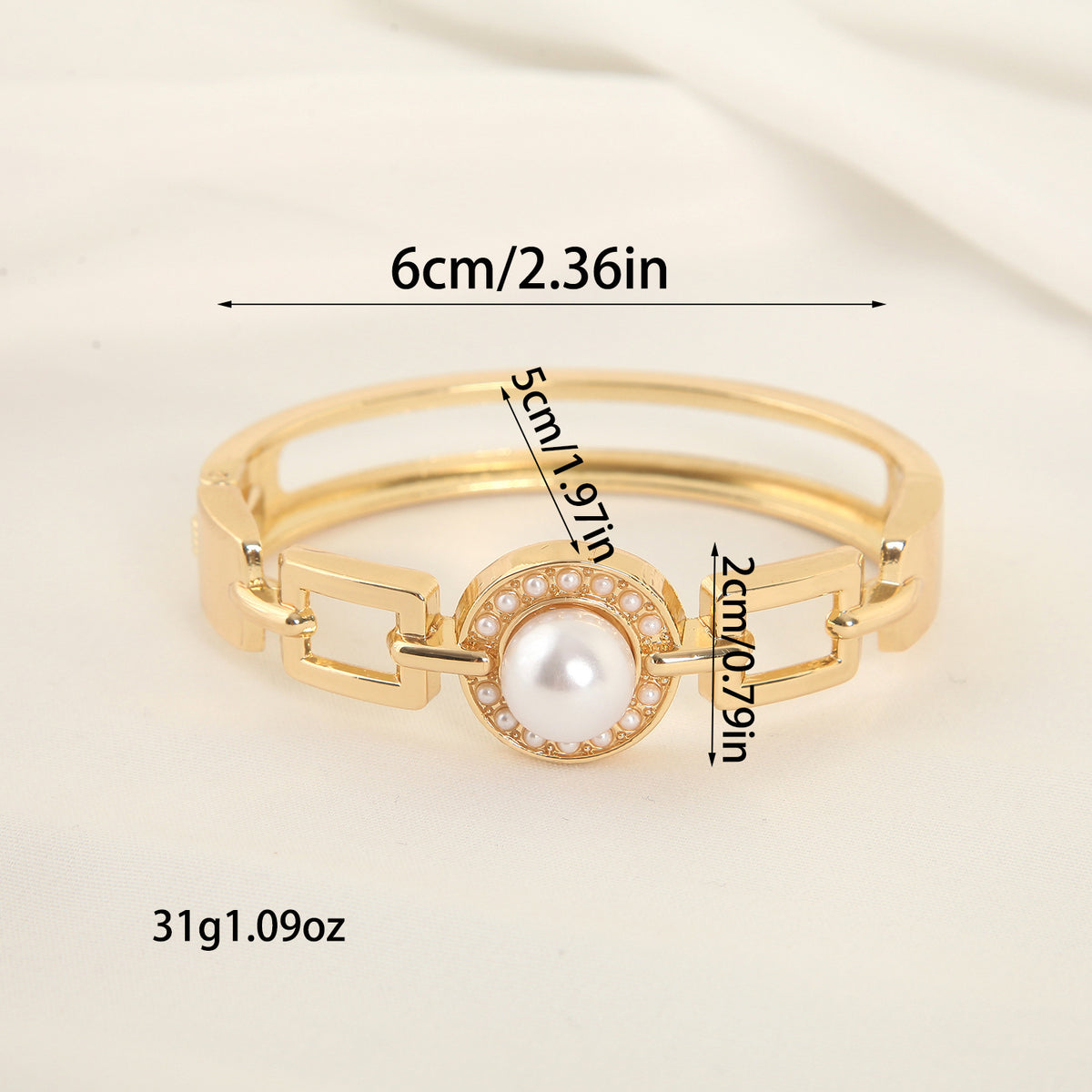 Chain-link halo bangle size: 6 cm inner diameter